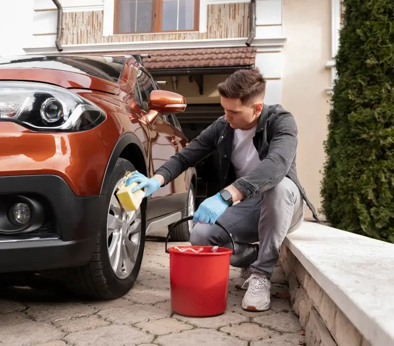 Lavage auto à domicile Le Guerno : professionnel intervenant sur un véhicule